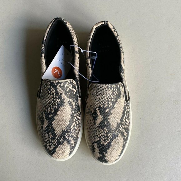 A new day snakeskin print NWT womens sneakers Size 7.5 - Picture 2 of 5